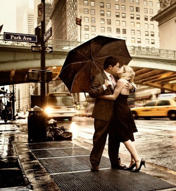 Beautifil-Couple-in-rain-love-kiss-600x375