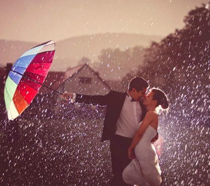 First-kiss-in-rain-after-getting-married-600x375
