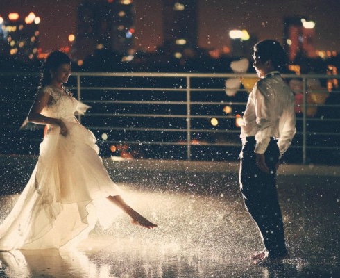 Married-couple-making-fun-in-a-rainy-night-600x400