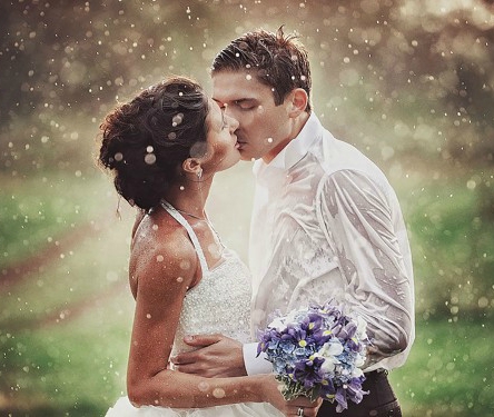 Passionate-kiss-of-married-couple-in-rain-600x375