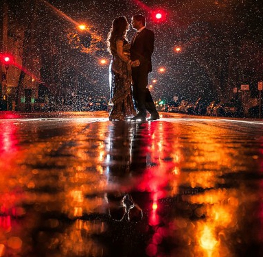 Romance-of-couple-in-a-rainy-night-600x375