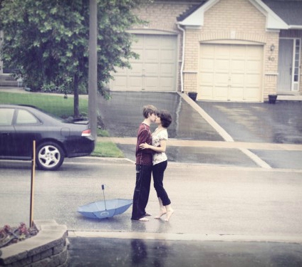 Romantic-couple-kissing-in-rain-600x375