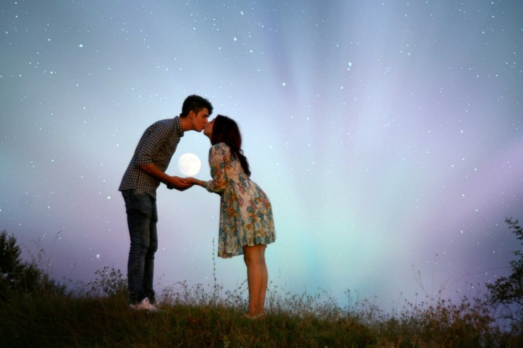 couple-kissing-images-hd-750x500
