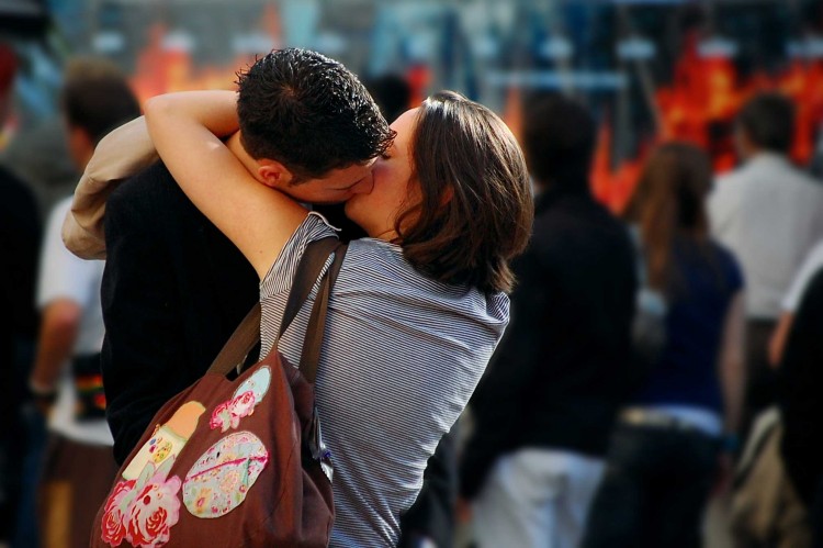 cute-kissing-picture-of-romantic-couple-750x499