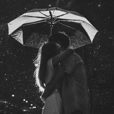 love-couple-in-rain-black-and-white-wallpaper-600x375