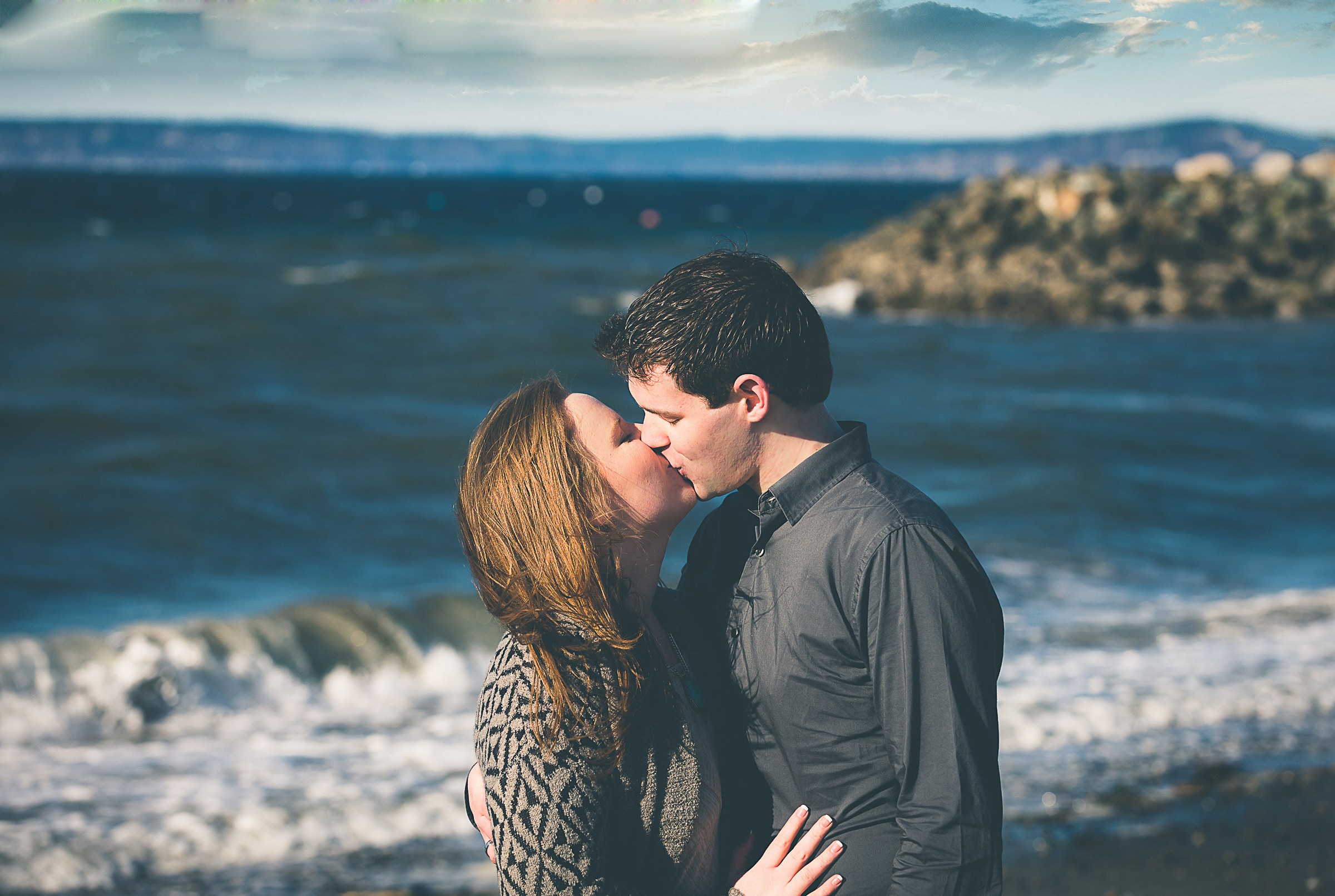 Романтик парен. Влюбленные на берегу моря. Романтический поцелуй. Красивые влюбленные пары. Поцелуй влюбленных.